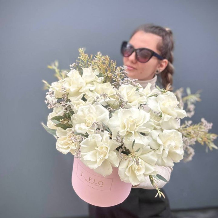 17 Французских белых роз в коробке Афина в Казани