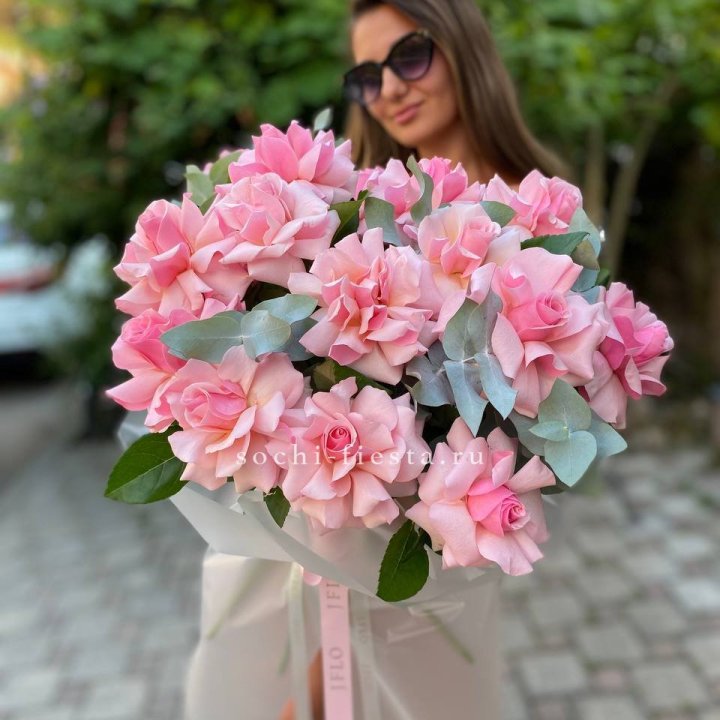 17 Розовых  французских роз в Казани