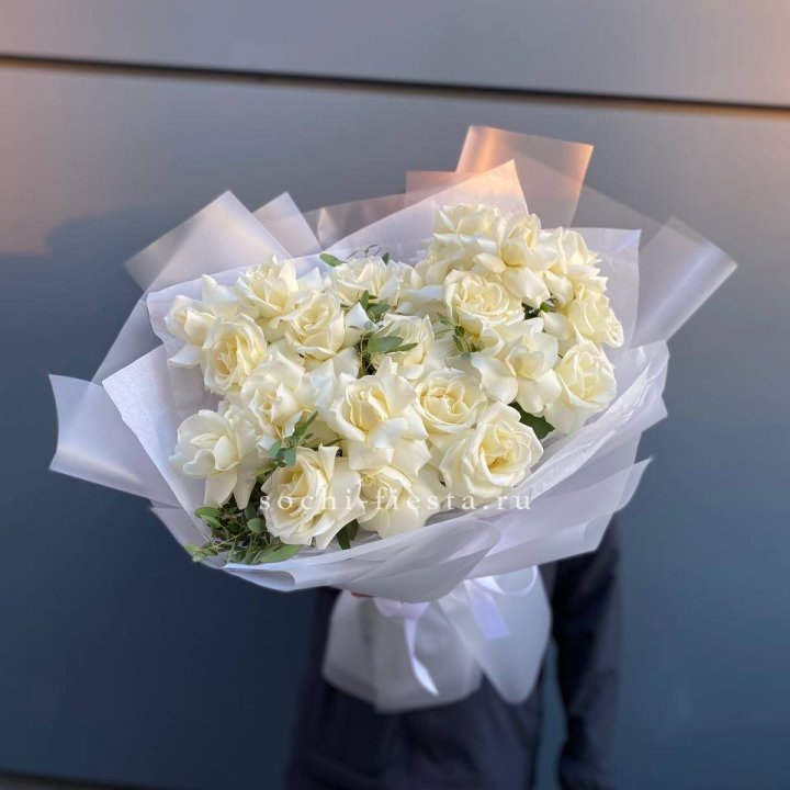 Пышный букет из белых роз в Казани