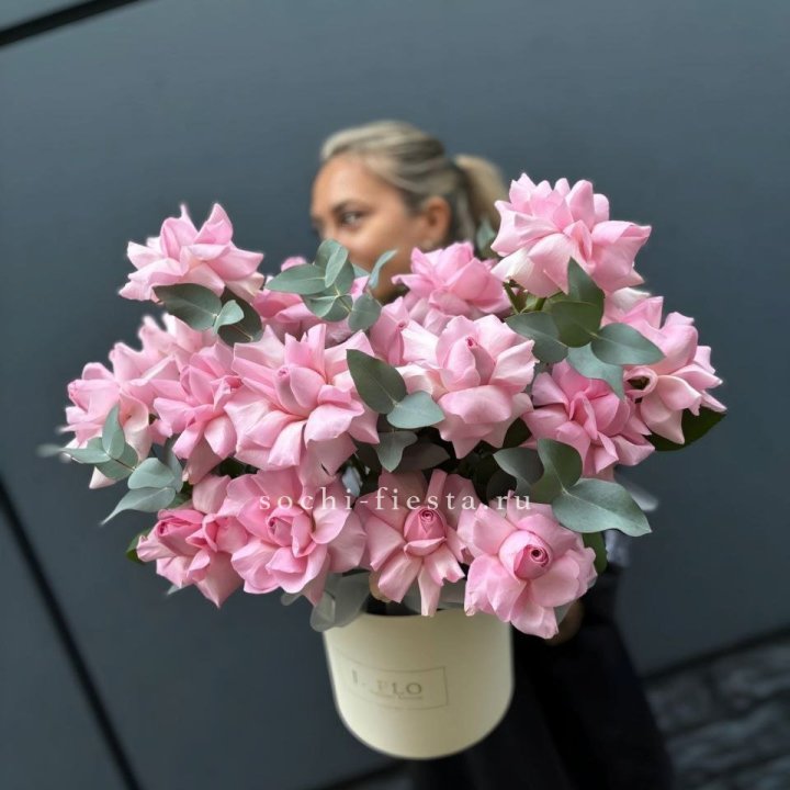 17 Розовых французских роз в боксе в Казани