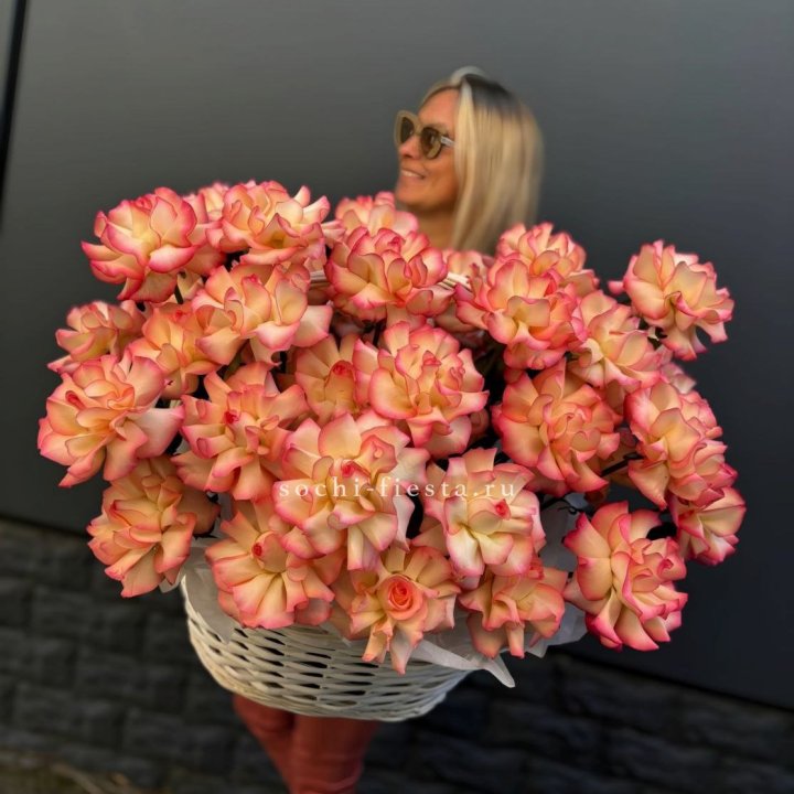 45 французских роз Джумилия в корзине в Казани