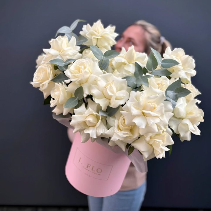 25 Французских белых роз в боксе в Казани