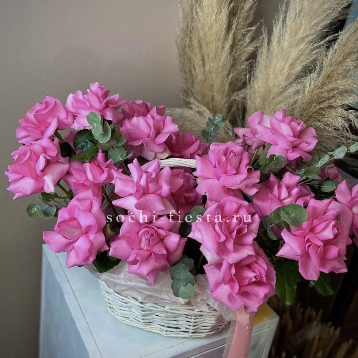 25 роз в цветочной корзине Пинк в Казани