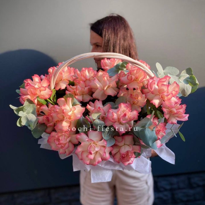 25 Французских роз Джумилия в корзине в Казани