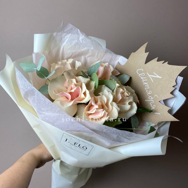 Букет кремовых роз к дню знаний в Казани