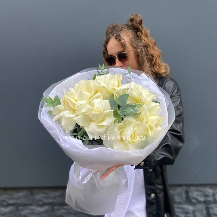 7 Белых французских роз  в Казани