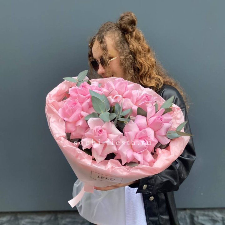 7 розовых роз в Казани