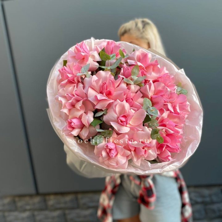 17 розовых роз в Казани