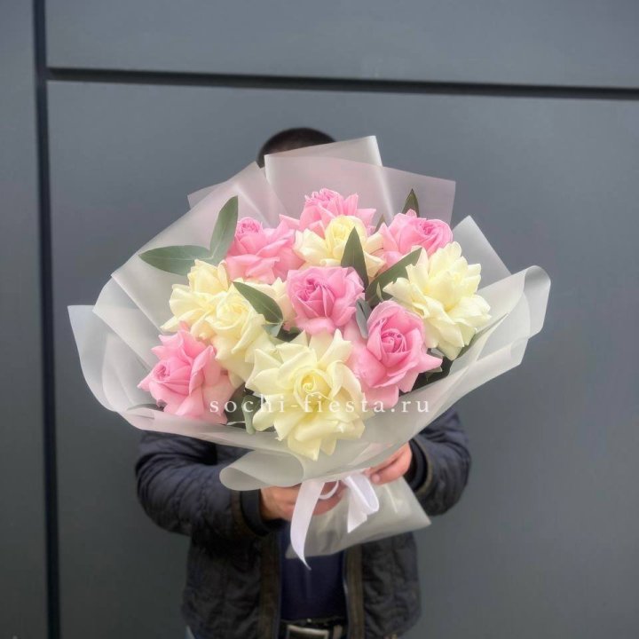 11 бело-розовых роз в Казани