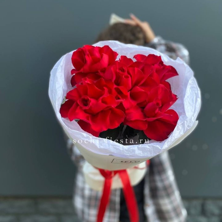 5 французских красных роз в Казани