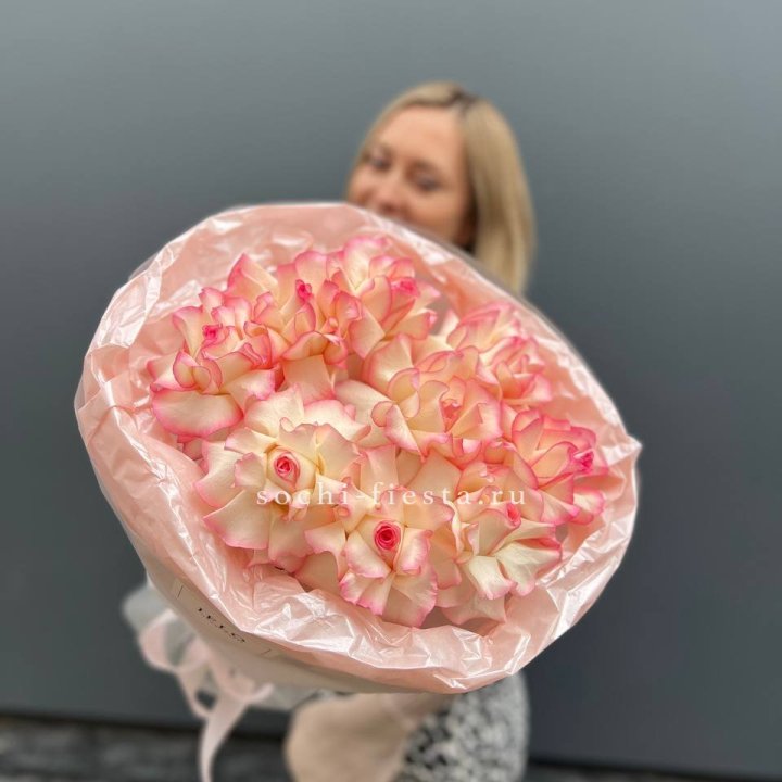 9 французских роз Джумилия в нежном оформлении в Казани