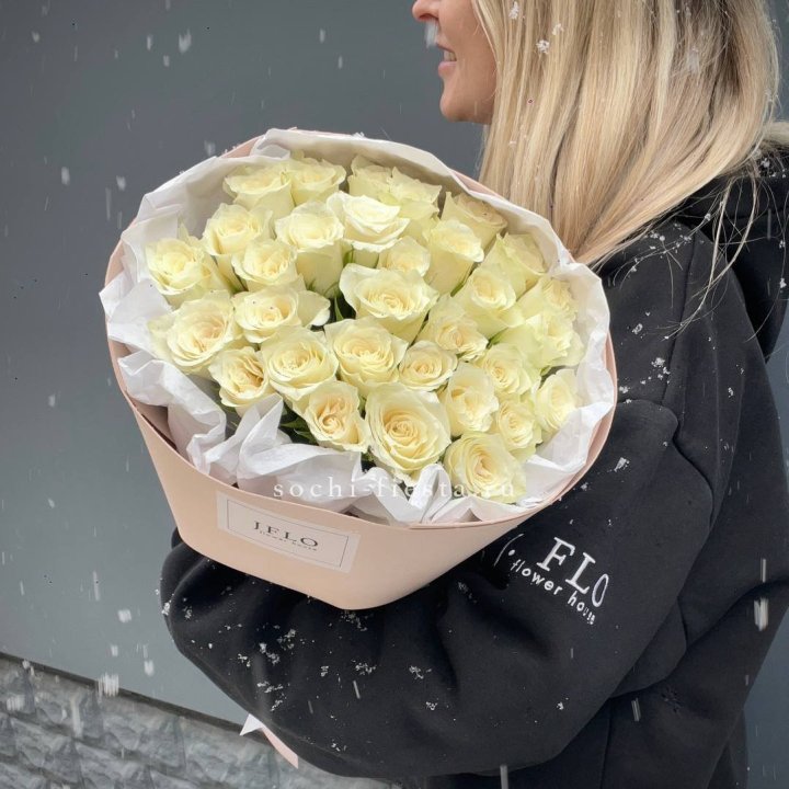 31 белая роза в оформлении в Казани