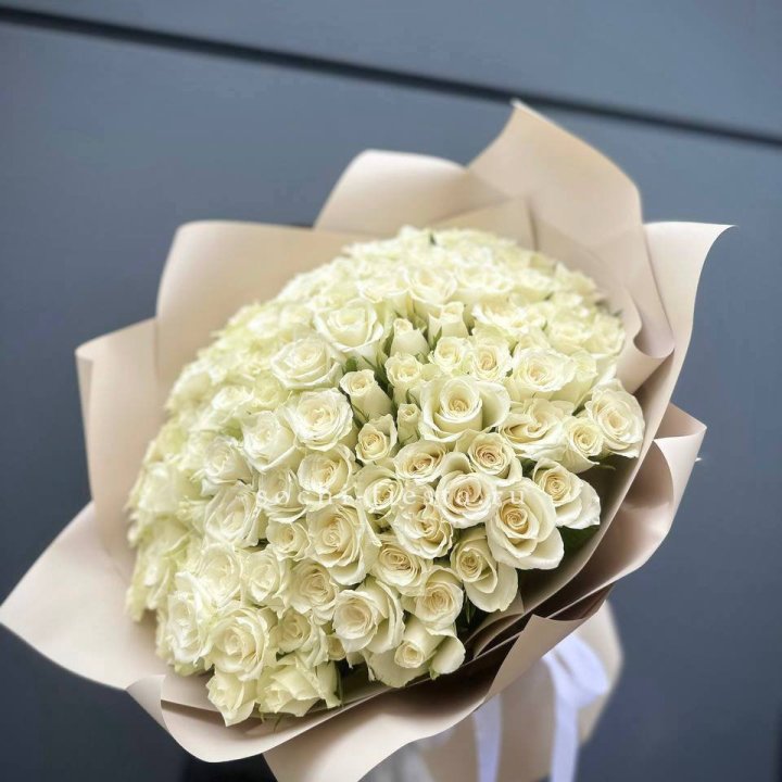 101 белая роза Атена в Казани