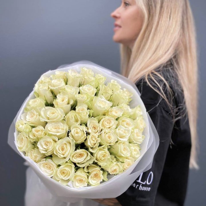 Воздушный букет из 51 белой кенийской розы в Казани