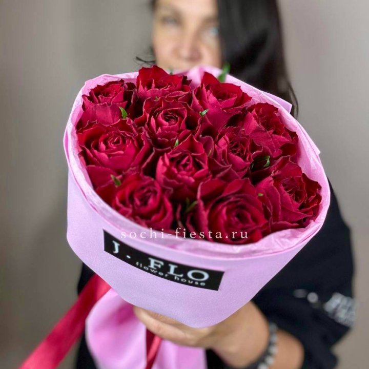 11 красных роз мадам ред в Казани