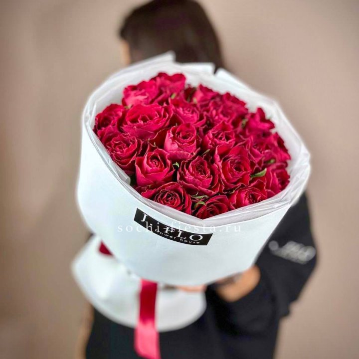 Букет красных роз мадам ред в Казани