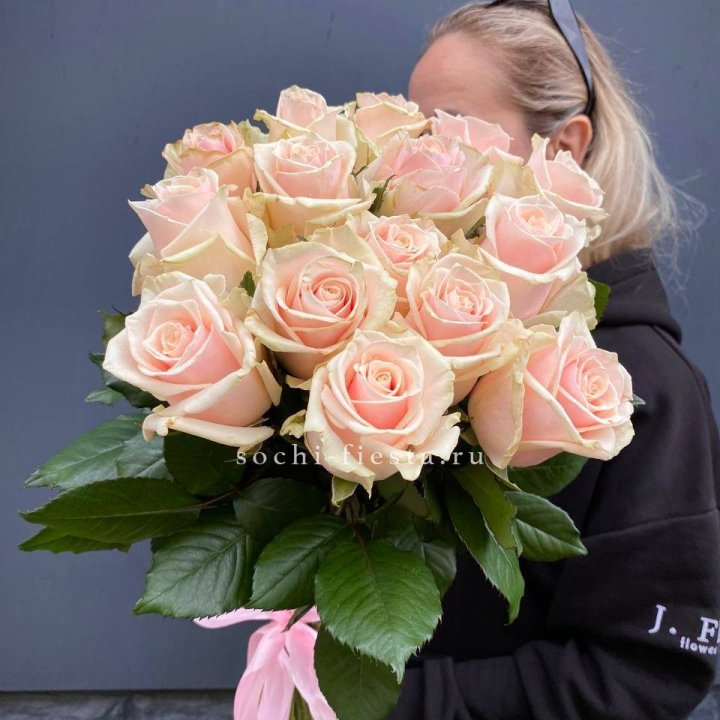 15  кремовых высоких роз в Казани