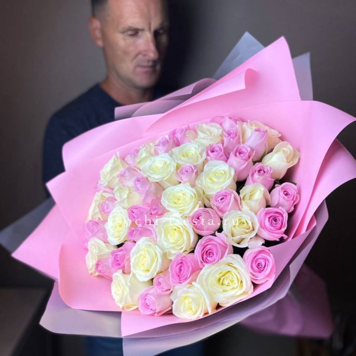 51 белых и розовых роз в Казани