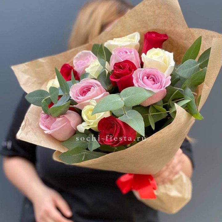 Букет из 15 роз с эвкалиптом в Казани