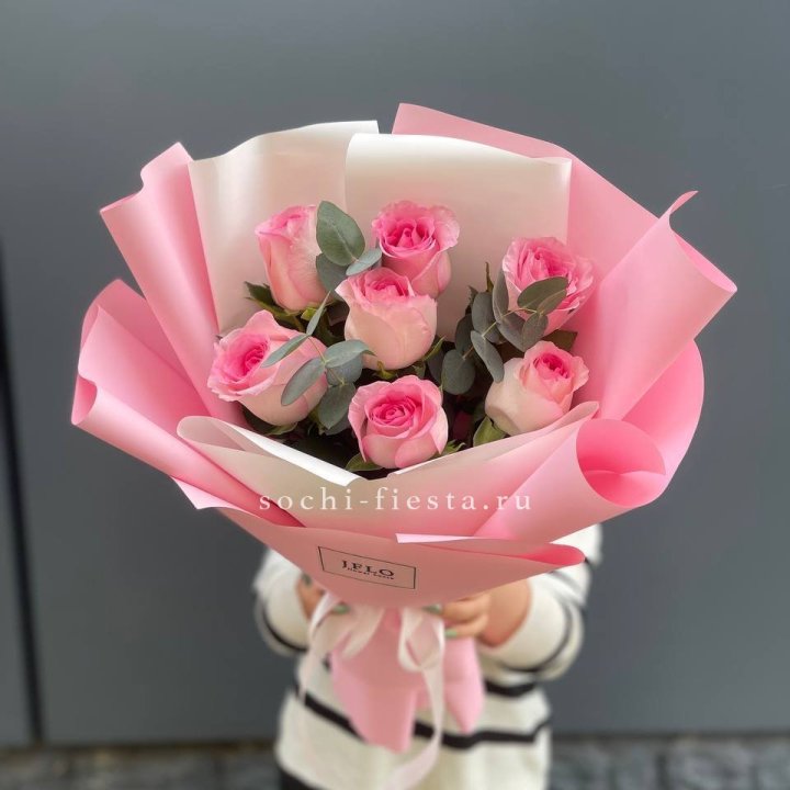7 роз с эвкалиптом в Казани