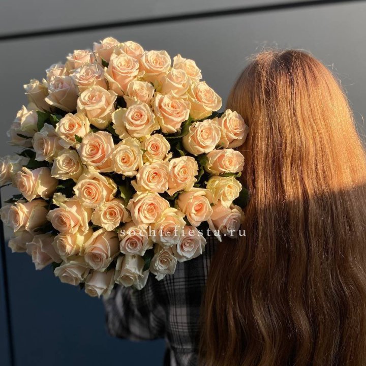 Охапка кремовых роз в Казани