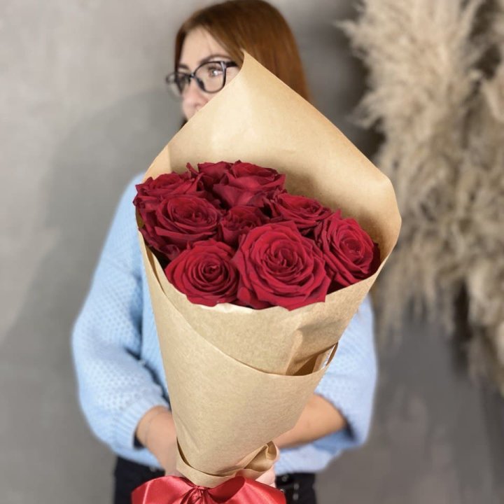 9 красных роз в крафте в Казани