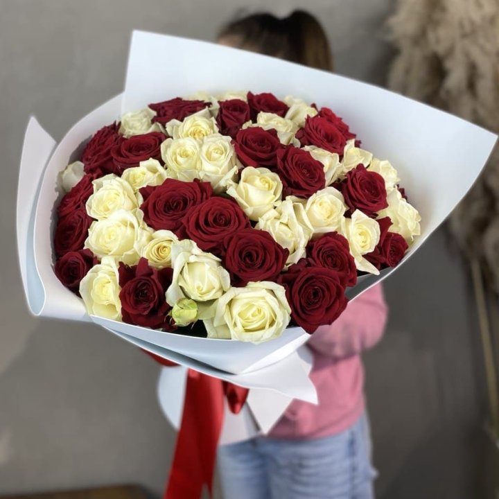 51 красная и белая роза в Казани