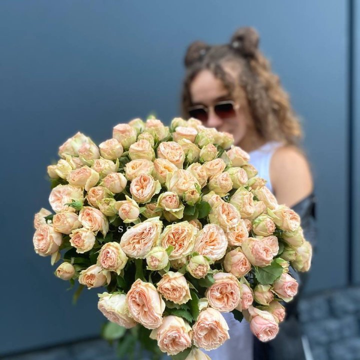 25 пионовидных роз в Казани