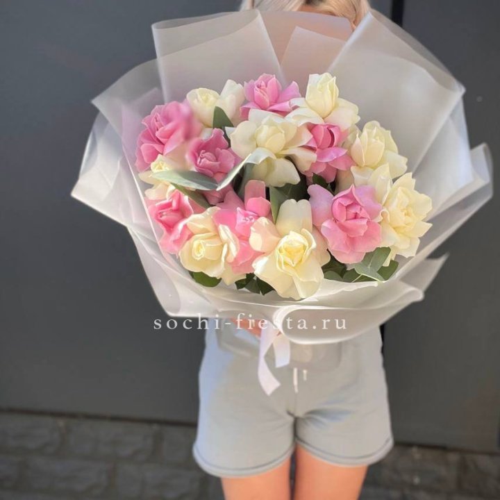 15 бело-розовых роз в Казани