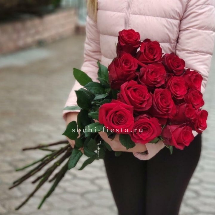 15 высоких красных роз в Казани