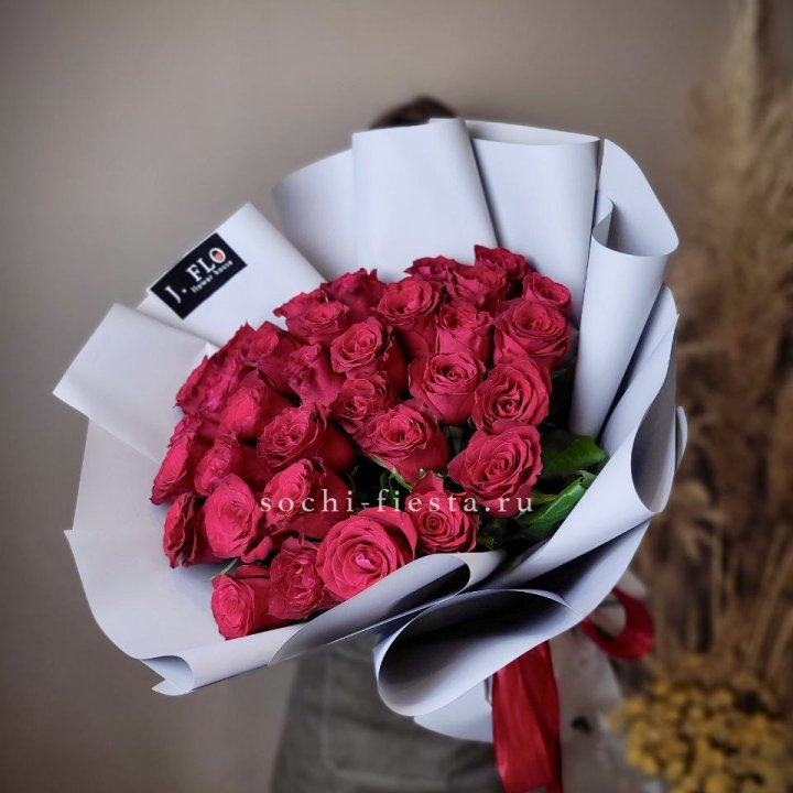 Красные розы 33 шт в Казани