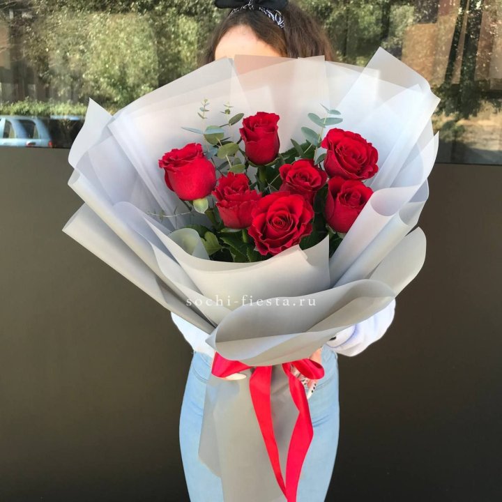 7 красных роз с эвкалиптом  в Казани