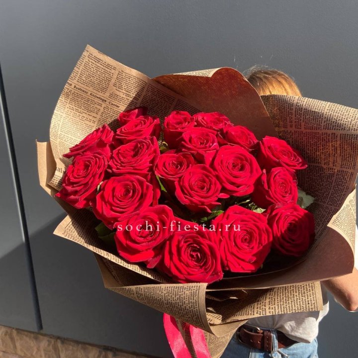 19 красных роз Леди Крафт в Казани