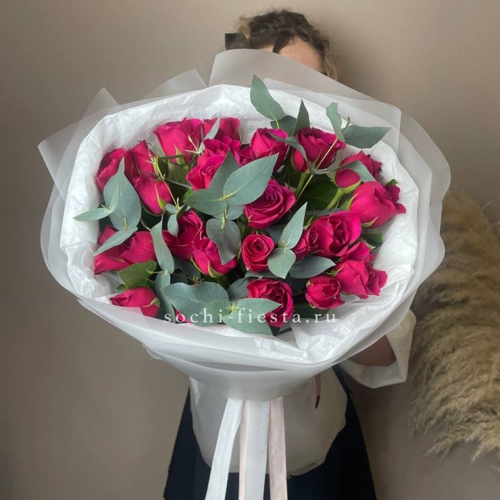 25 малиновых роз с эвкалиптом в Казани