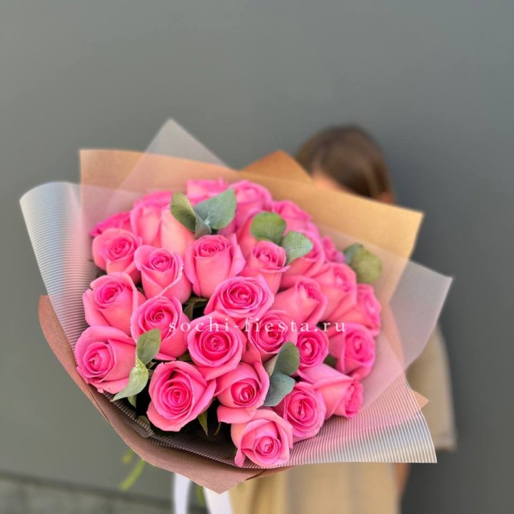 31 розовая роза с эвкалиптом в Казани