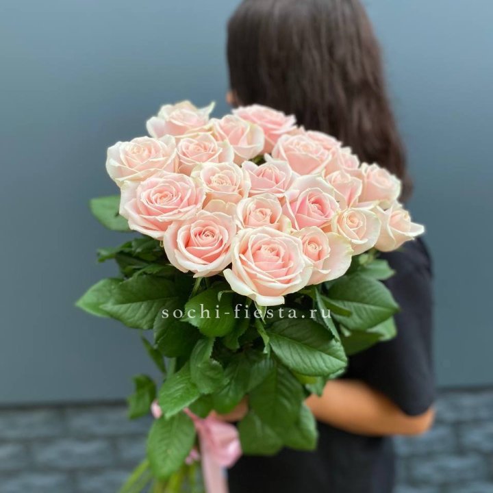 Высокие розовые розы в Казани