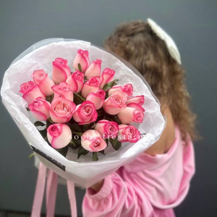 21 розовые розы Венди  в оформлении в Казани