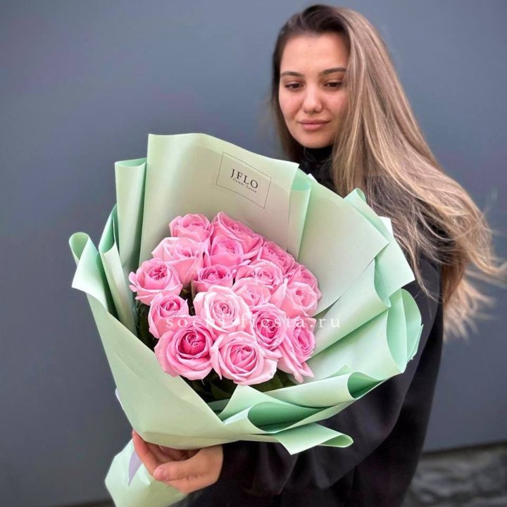 17 розовых роз в Казани