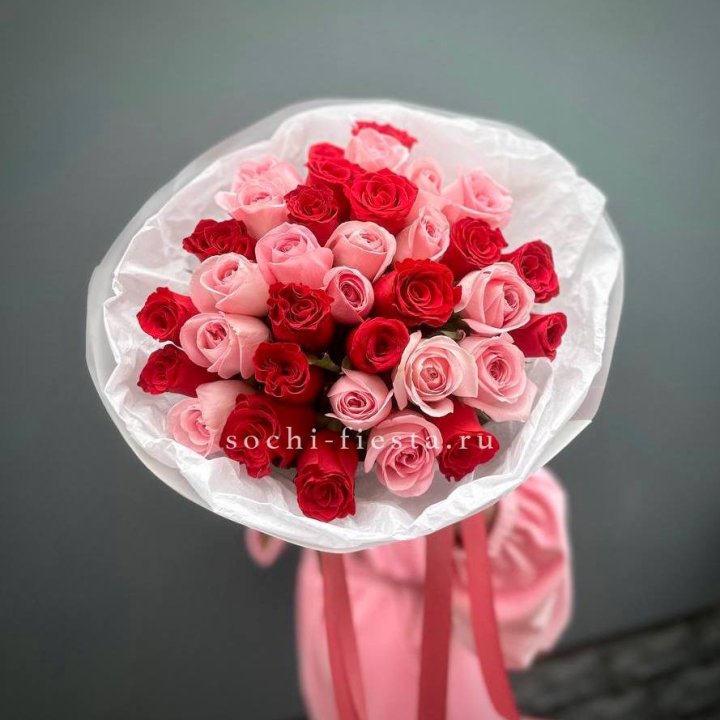 Букет красных и розовых 35 роз в Казани