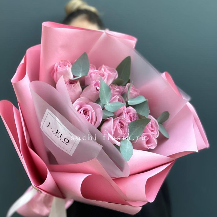 15 Розовых роз с эвкалиптом в Казани