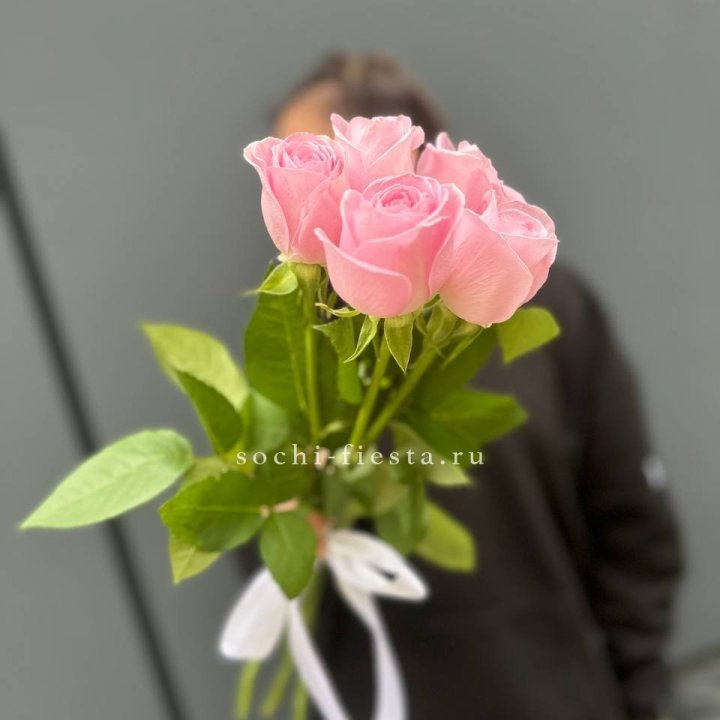 Букет 5 розовых роз  в Казани