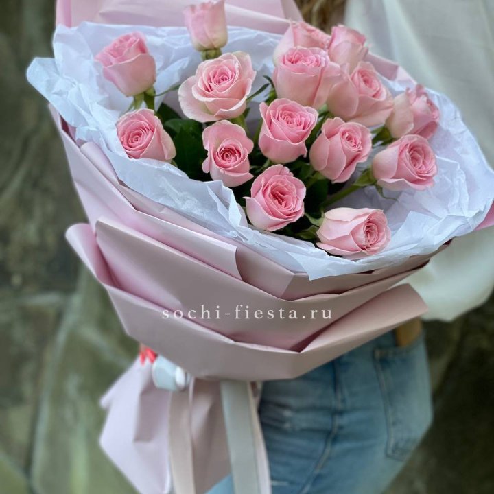 Розовые розы в авторском оформлении в Казани