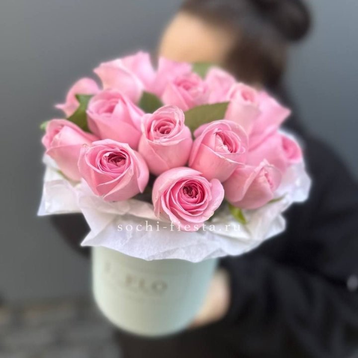 17 розовых роз в цилиндре в Казани