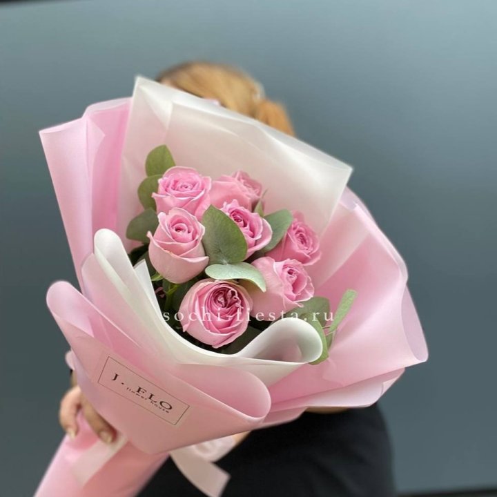 7 розовых роз с эвкалиптом в Казани