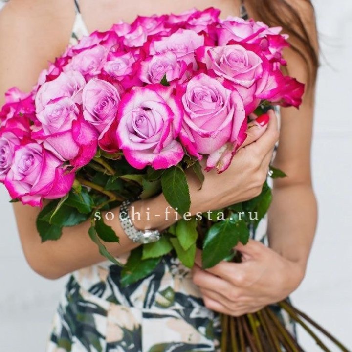 Букет высоких роз Ди перпел в Казани