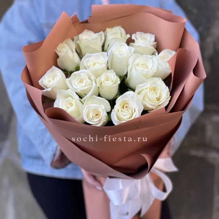 15 белых роз сиена в Казани