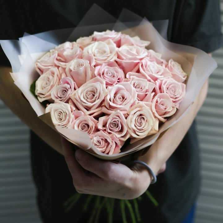 27 кремовых роз в Казани