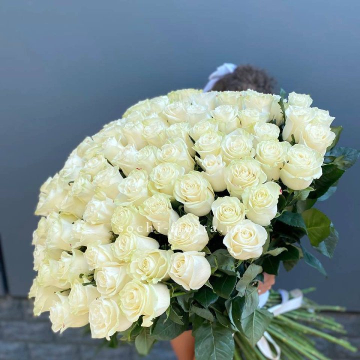 101 белая высокая роза в Казани