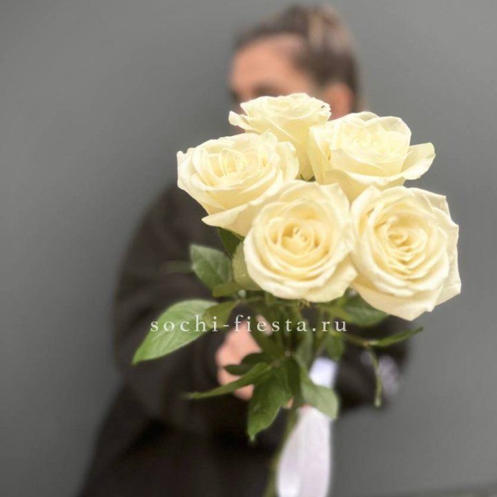 Букет 5 белых роз  в Казани