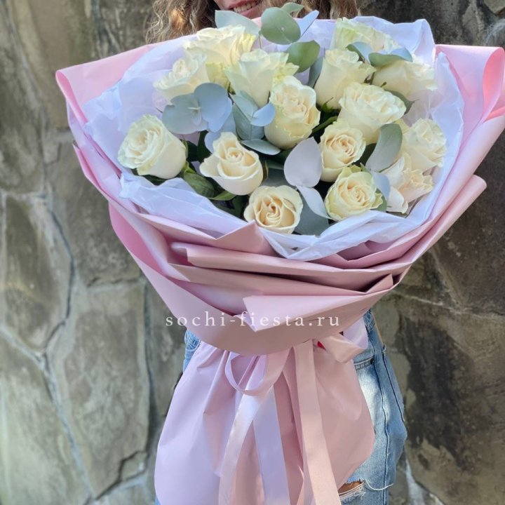 Белые розы в авторском оформлении в Казани